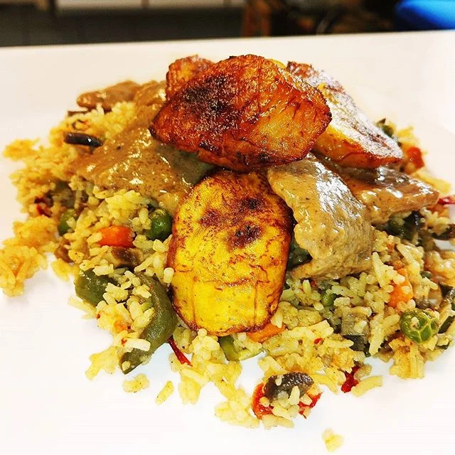 Delicious wednesday food at African Pots with plantain, Nigerian fried rice and peanut butter sauce with beef.
Herkullinen keskiviikko lounas Helsingin, African Potsissa. Lautasella ruokabanaania, paistettua Nigerialaista riisiä sekä maapähkinäkastiketta naudanlihalla.
#african #food #lounas #helsinki #tourism #instafood #finland #suomi #africanfood #nigeria