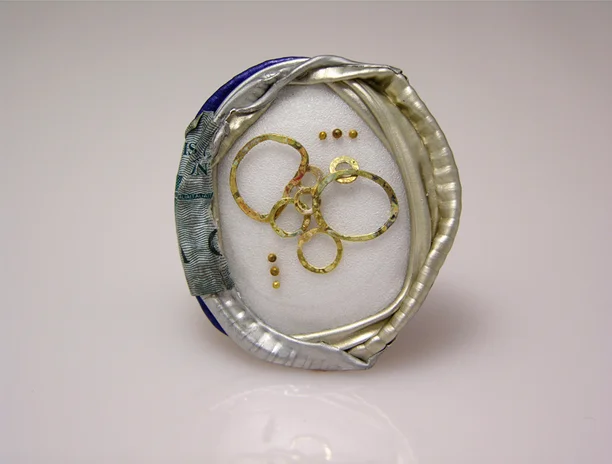 brooch pin 2005 gold, found bottle cap 2.5 x 3 x 1 cm