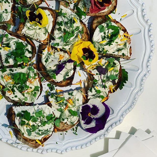 I instantly love the first guest to dig in to an appetizer display. They are my people. #dontholdback .
.
.
.
#bareaders #saveurmag #goopmake #pursuepretty #inspiremyinstagram #f52grams #eattheworld #foodwinewomen #theartofslowliving #foodandwine #tastemade #eatincolor #gatheringslikethese #springcuisine #farmersmarketinspo #fromabove #cheflife #beautifulcuisines #verilymoment #lifeincolor #aperohour #privatechef #onmytable #eatlocal #farmtotable #onthepass #buzzfeast