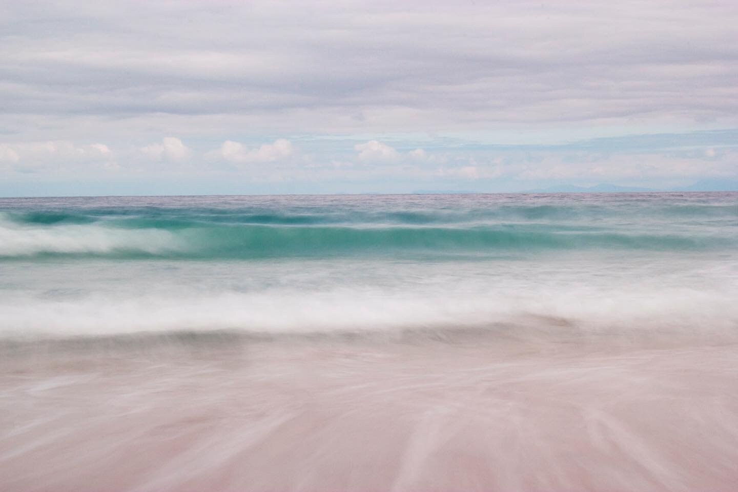 Luskentyre Beach, Isle of Harris, 2015.

#scotlandphotographer #luskentyrebeach #lookslikefilm #longexposure #isleofharris #seascapephotography #locationphotography #environmentalphotography #photographer #onlocation #takeitoutside #lifestylephotogra
