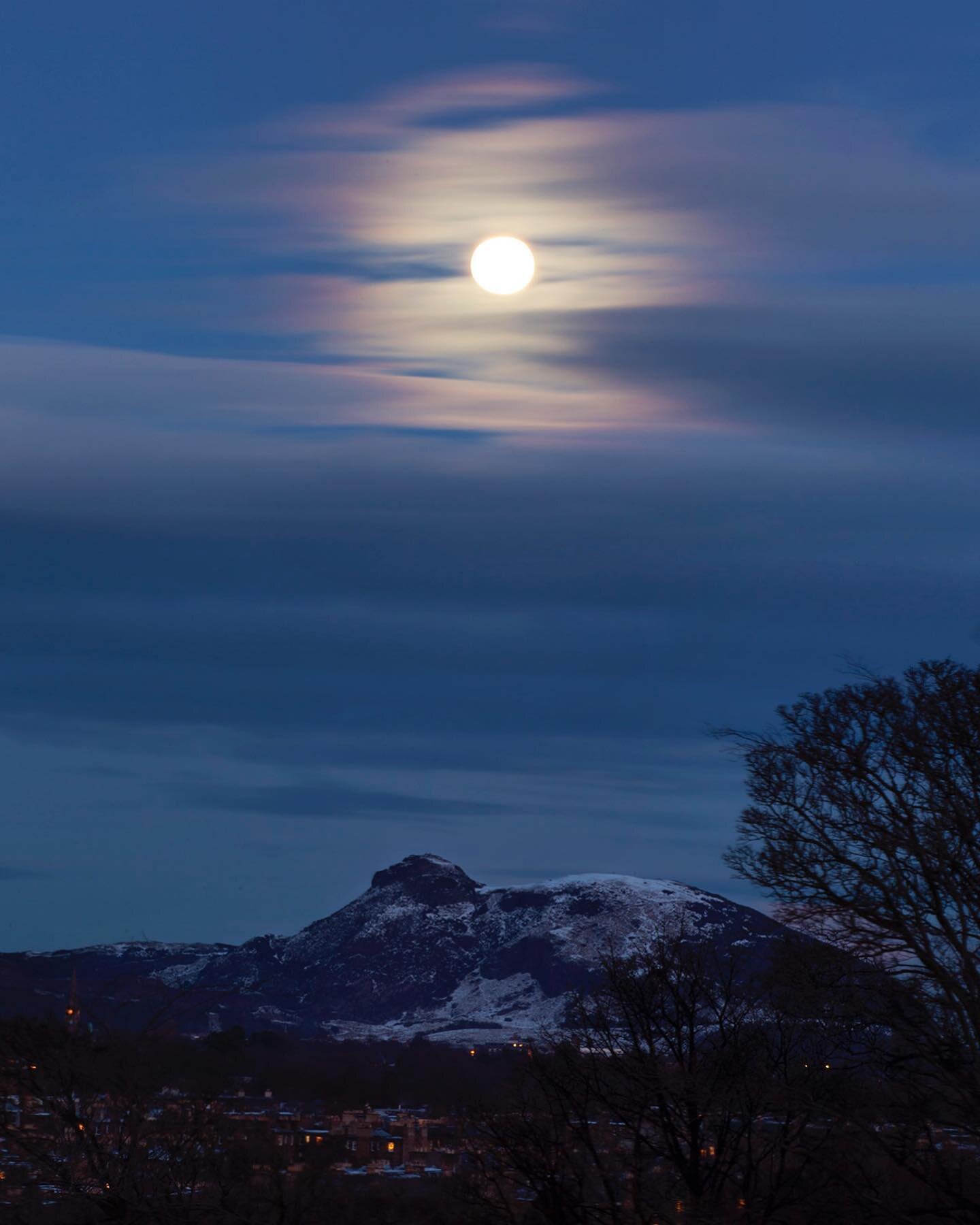 Killer Moonrise tonight. The last Full Moon of 2020.

#4pm #moonrise #arthursseat #scotlandinwinter #moonscape #locationphotography #environmentalphotography #scotland #photographer #onlocation #takeitoutside #edinburgh #commercialphotographer #adver
