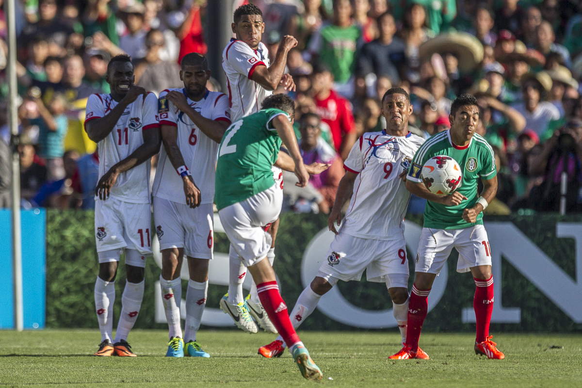 Israel Jimenez of Mexico blasts a free kick straight into the wall during Mexico's eventual 2-1 loss against Panama in the second match of the 2013 CONCACAF Gold Cup at the Rose Bowl in Pasadena, Calif., on 7 July 2013. (© Fernando J Tirado 2013)