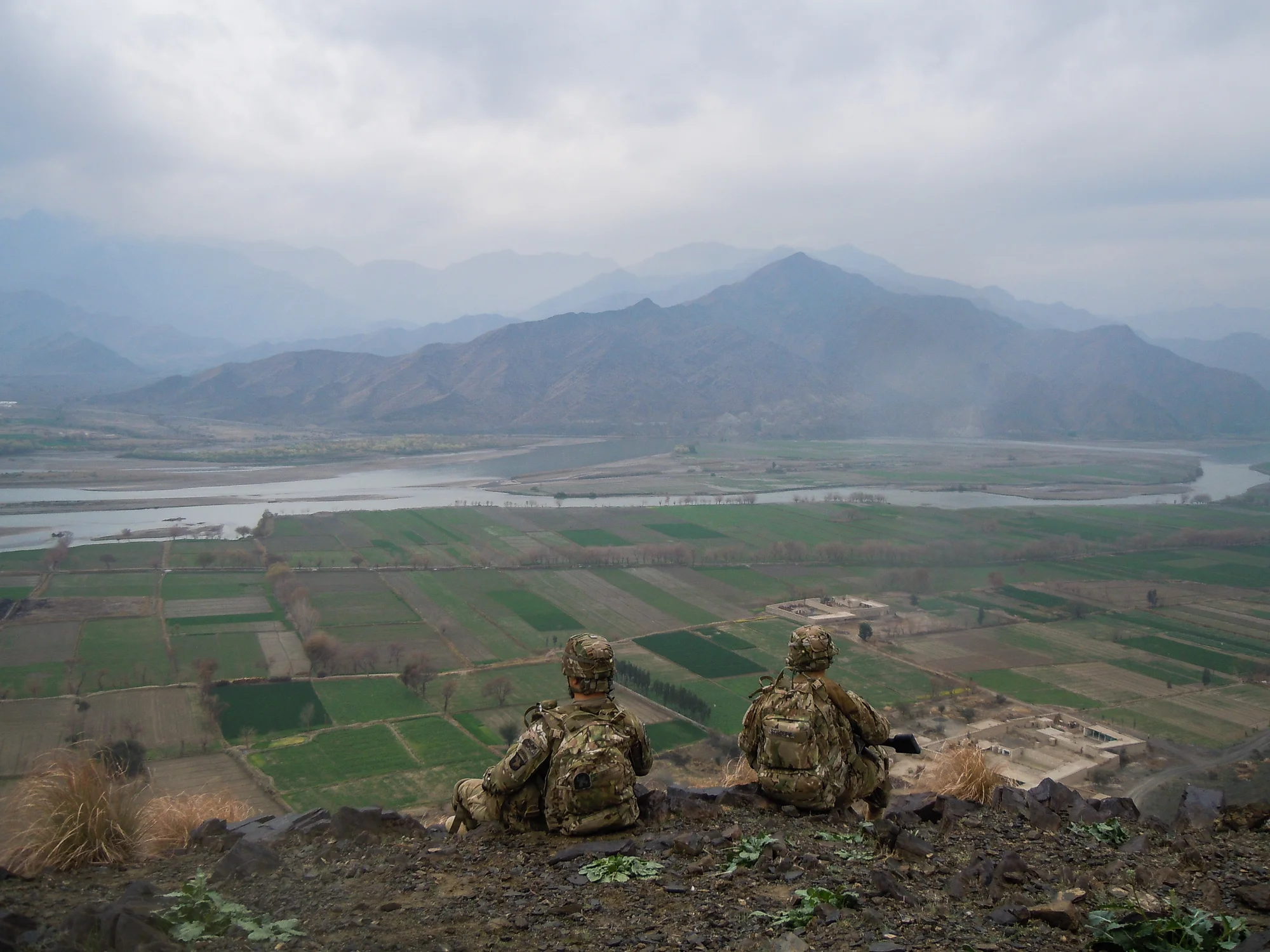 Andrius Sepe, left, and Christopher Stroupe, right, of the No Slack Battalion, 101st Airborne Division, look over a valley in the Nagarhar Province of Easten Afghanistan on Mar. 2, 2012. (© Fernando J Tirado 2012)
