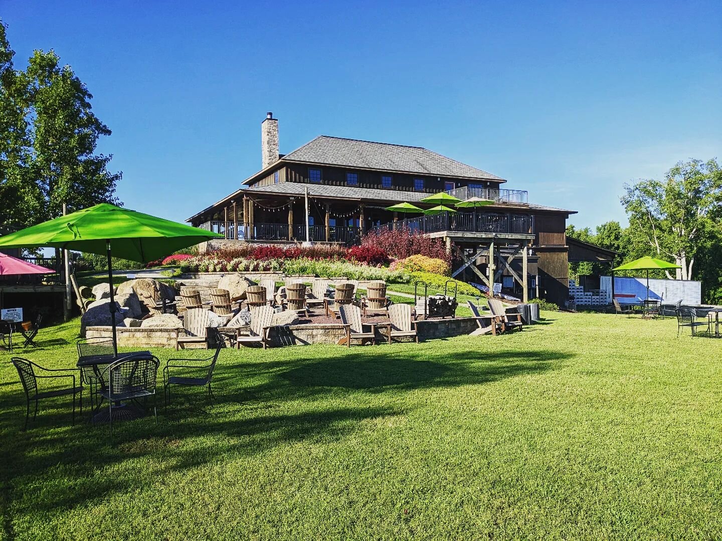 We're ready for some more fun under the sun! ☀️ Join us for another day of live music, great food, and the last day of wine slushies! 

Today's lineup:
&bull; Winery hours 12-6pm
&bull; Last day of wine slushies! 🍹
&bull; Back to School Teacher disc