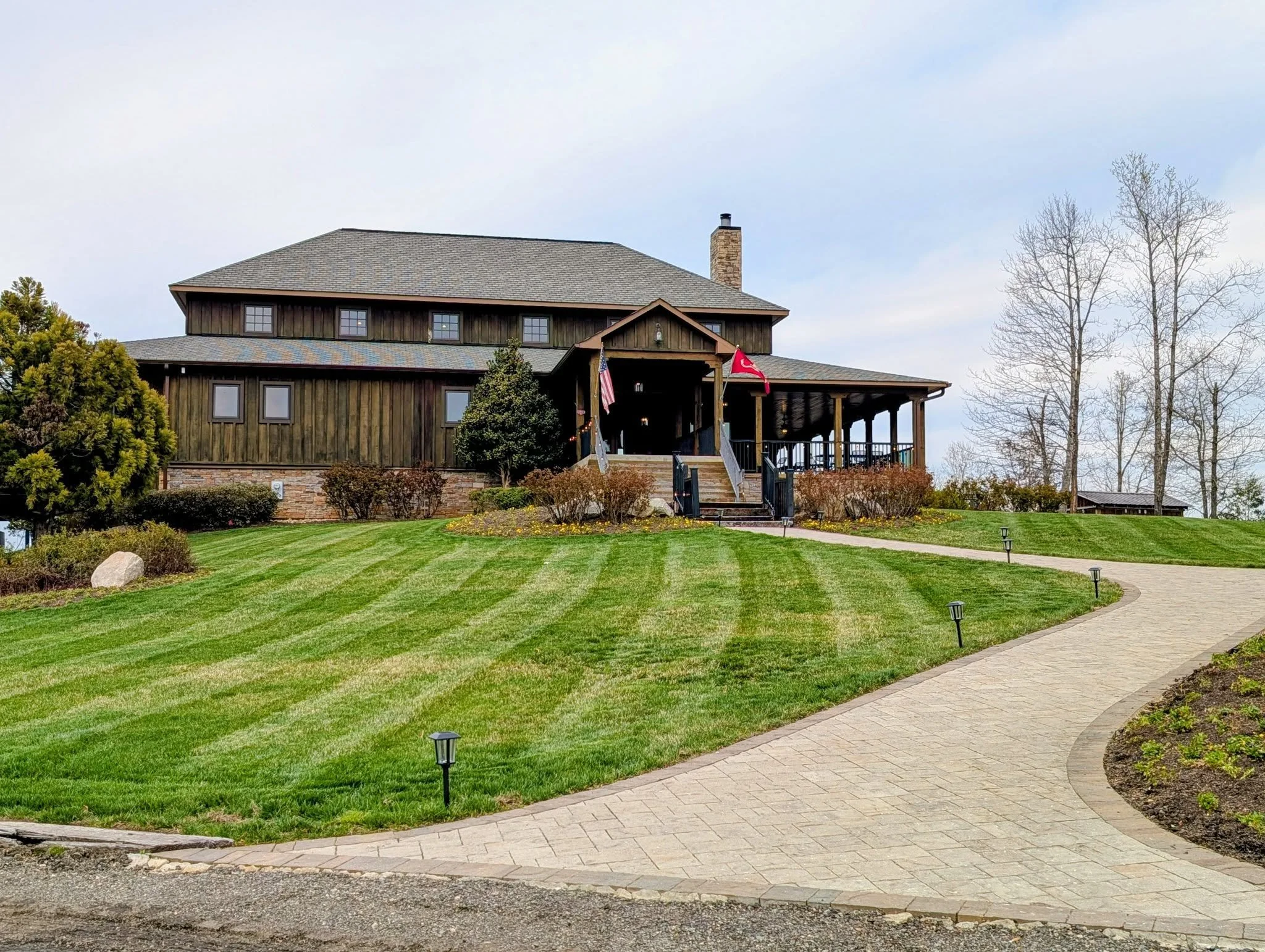 We&rsquo;re soaking up every bit of this warm weekend &mdash; and we hope you are too! 🔆

It&rsquo;s the perfect weather for live music, good BBQ, and a glass of your favorite wine. Honestly&hellip; what more could you want. If you&rsquo;re looking 