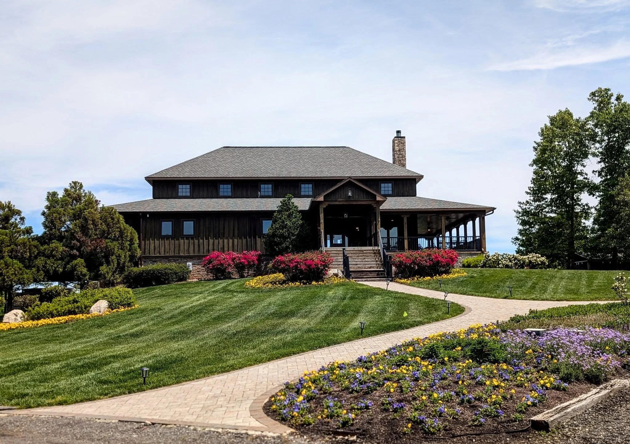 🌸 Spring color is finally showing off at the winery, and it&rsquo;s the perfect backdrop for Sip &amp; Shuck this Saturday, May 2 &mdash; rain or shine.

To keep everyone comfortable, we&rsquo;ve opened Arris Hall for extra seating and live music. B