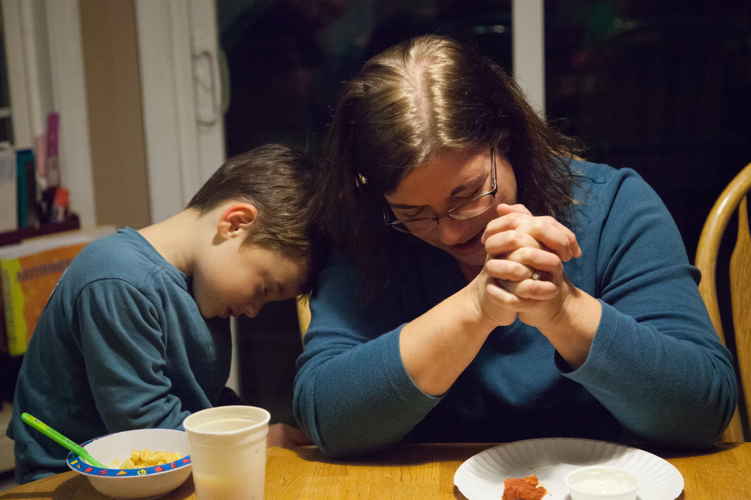  Jamie Kelly calms her son, Dillon Kelly, down enough to pray before dinner at their home in Hagerstown, M.D. on Nov. 25, 2015.&nbsp; 