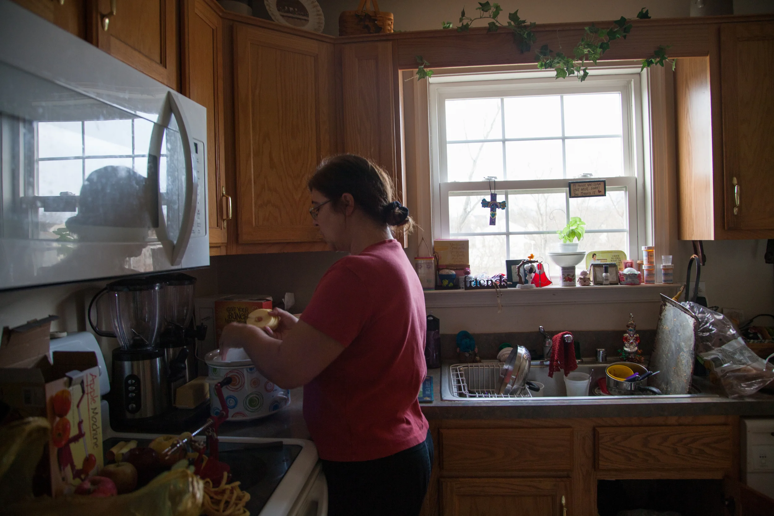  Jamie Kelly makes homemade applesauce with apples from the farm where she works while her children play outside at her home in Hagerstown, M.D. on Dec. 13, 2015. 