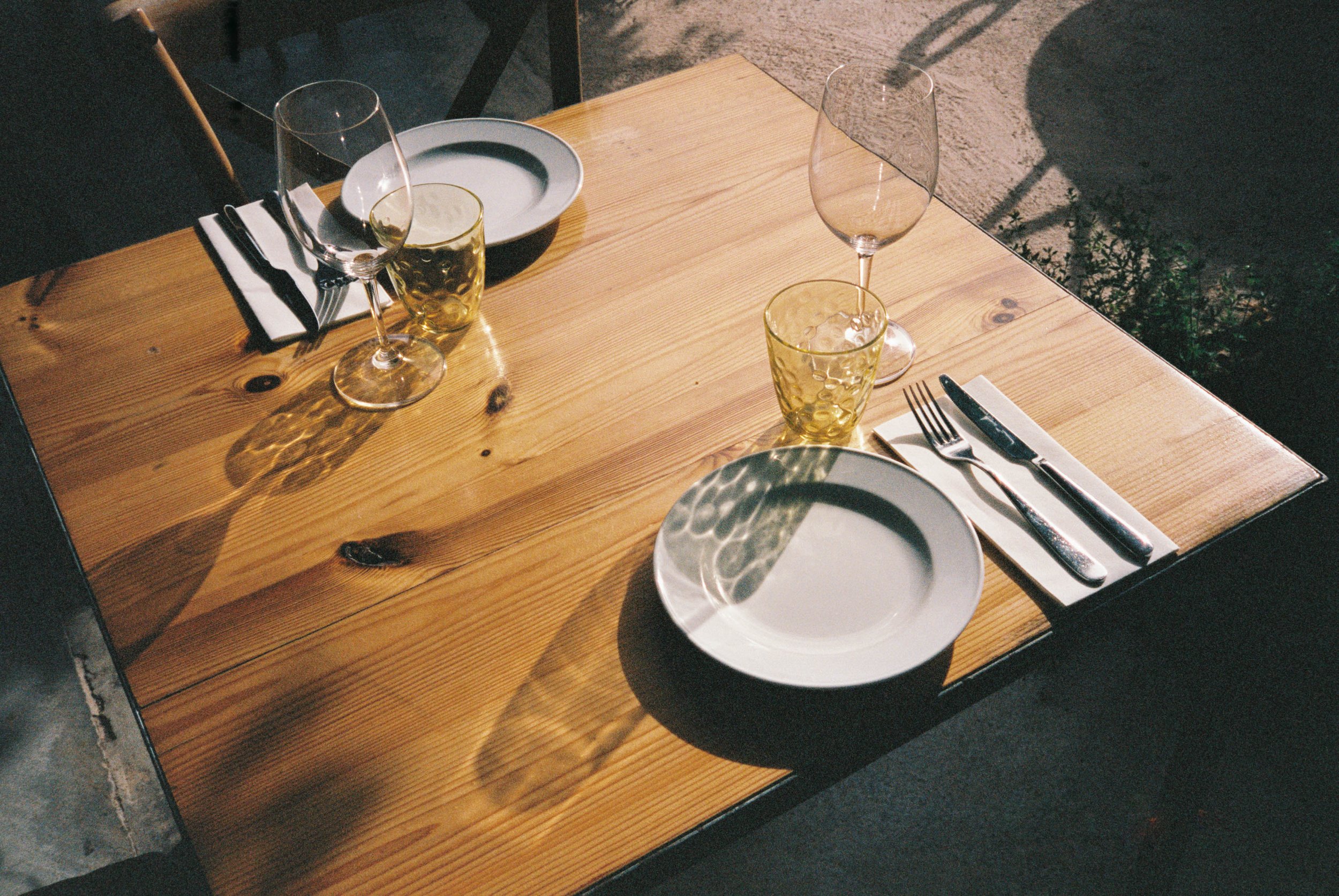 ann-millington-photography-menorca-outdoor-restaurant-table-setting-wine-shot-on-film.jpg