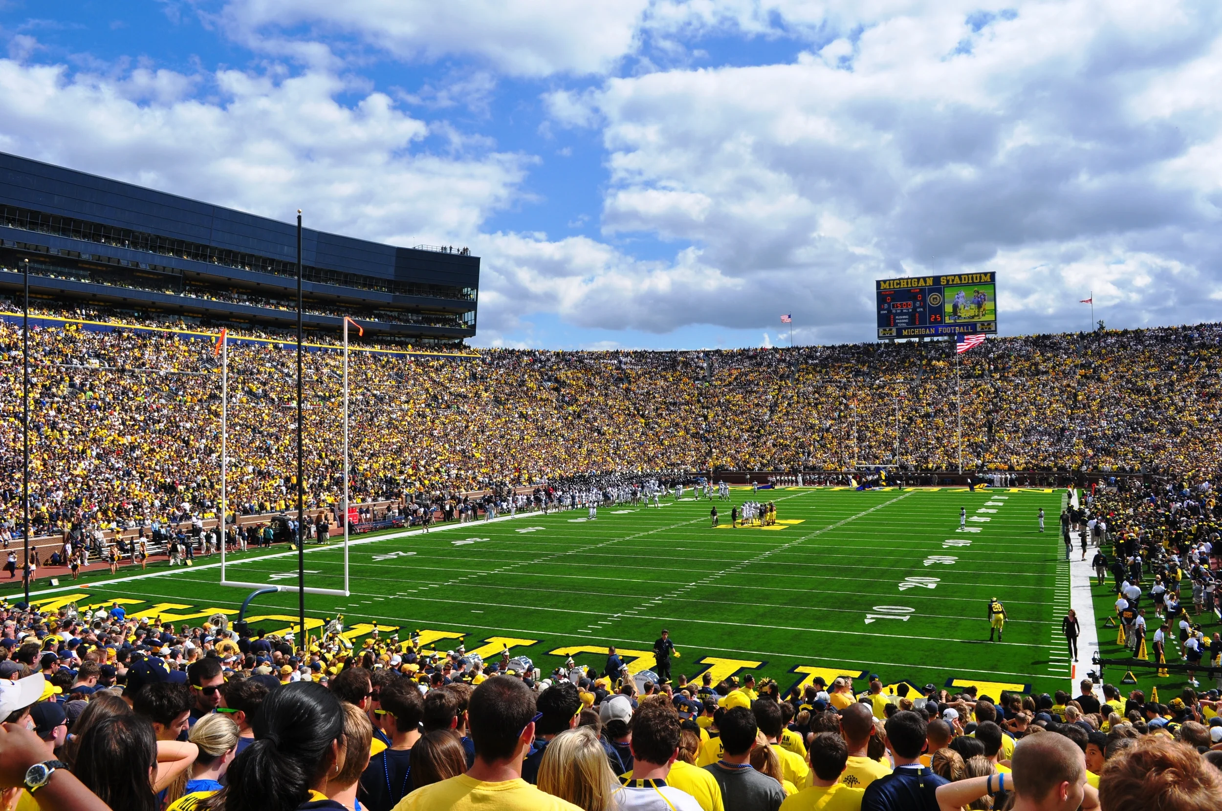 MichiganStadium2010UConn.JPG