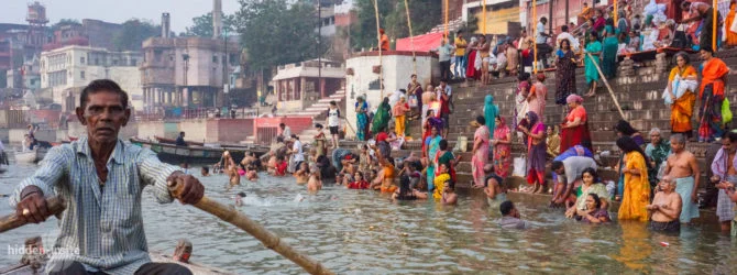 Boatman-with-people-on-the-ghat-Banner-670x250.jpg