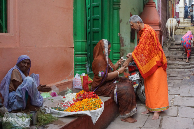 Man-buying-offering-in-alley-666x443_c.jpg