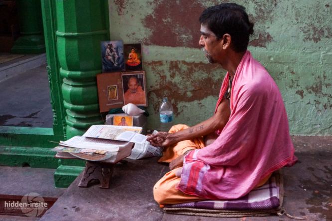 Man-studying-Varanasi-666x443_c.jpg