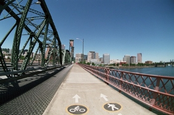 ポートランドの自転車専用レーン。自転車にやさしい街としても有名です