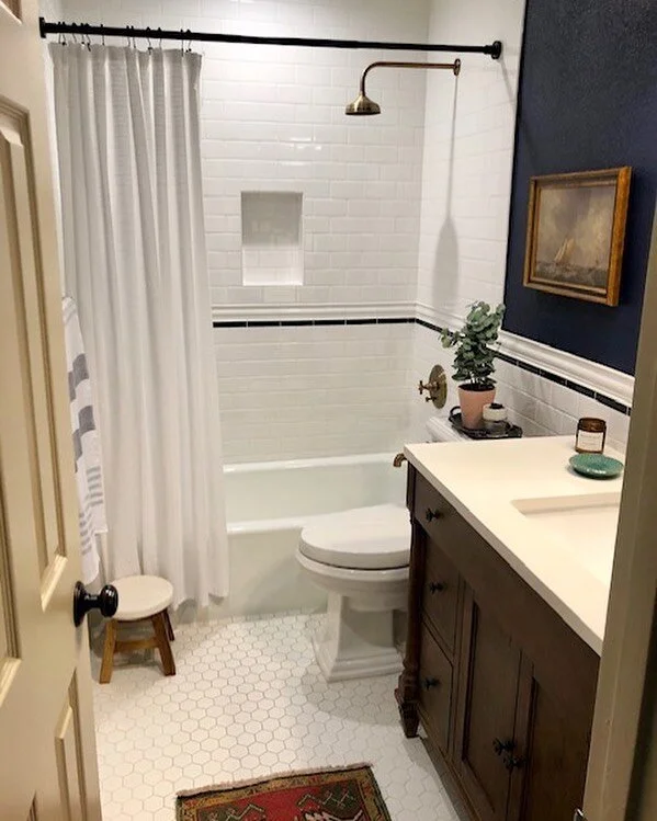 Remember #pelicanpencilproject? Well, it is styled and we wanted to share it with you!
⠀
What is your favorite part of this project? The Victoria-cap middle? The cove subway base? The beautiful navy walls? What about that tiny navy pencil tile band?
