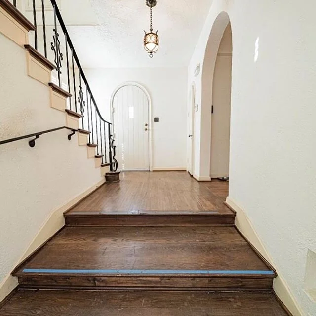 Curious what the inside of #lakewoodtudorproject looks like? Here’s a little sneak peek.
⠀
I’m obsessed with that radius door. That angle up the stairs. And those wood floors.
⠀
📷: @paulgoimages
⠀
#thechathamcollective #fliporflopdallas