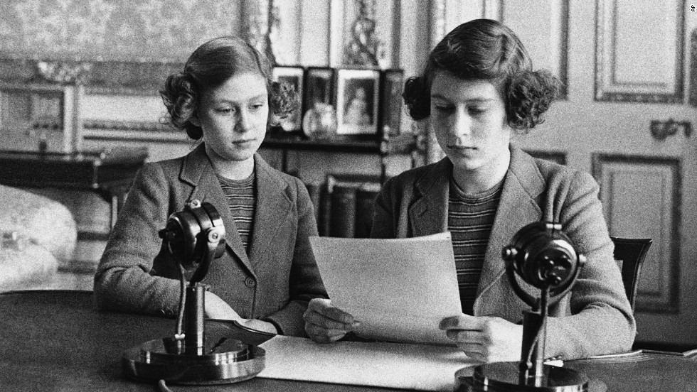   14 year old Elizabeth (right) with here sister Margaret October 13, 1940. &nbsp;  Photo courtesy, CNN.  