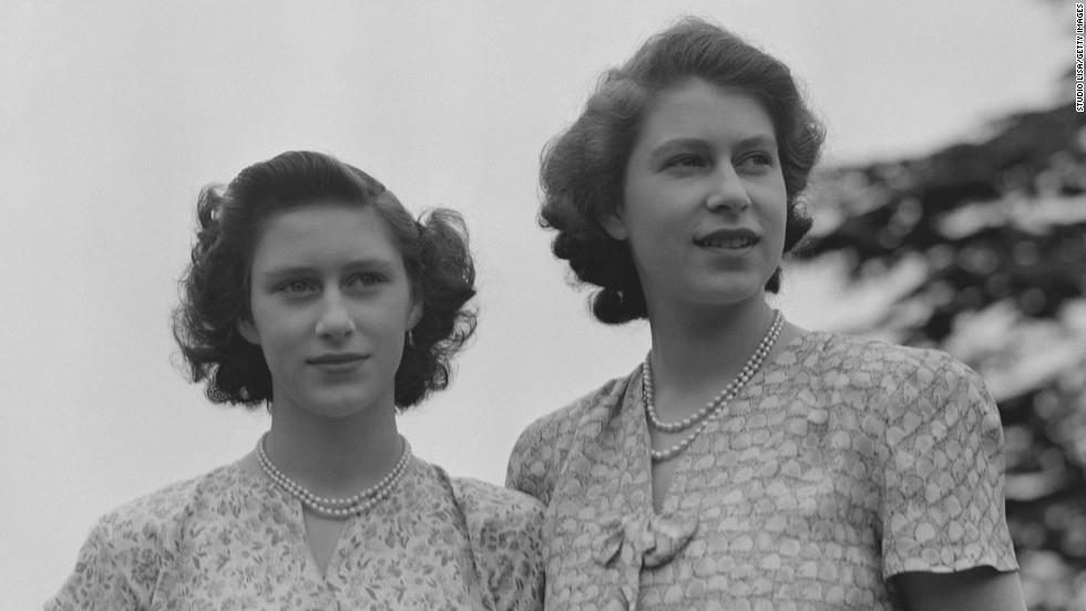   Elizabeth (right) and Margaret in 1942. &nbsp;  Photo courtesy, CNN.  