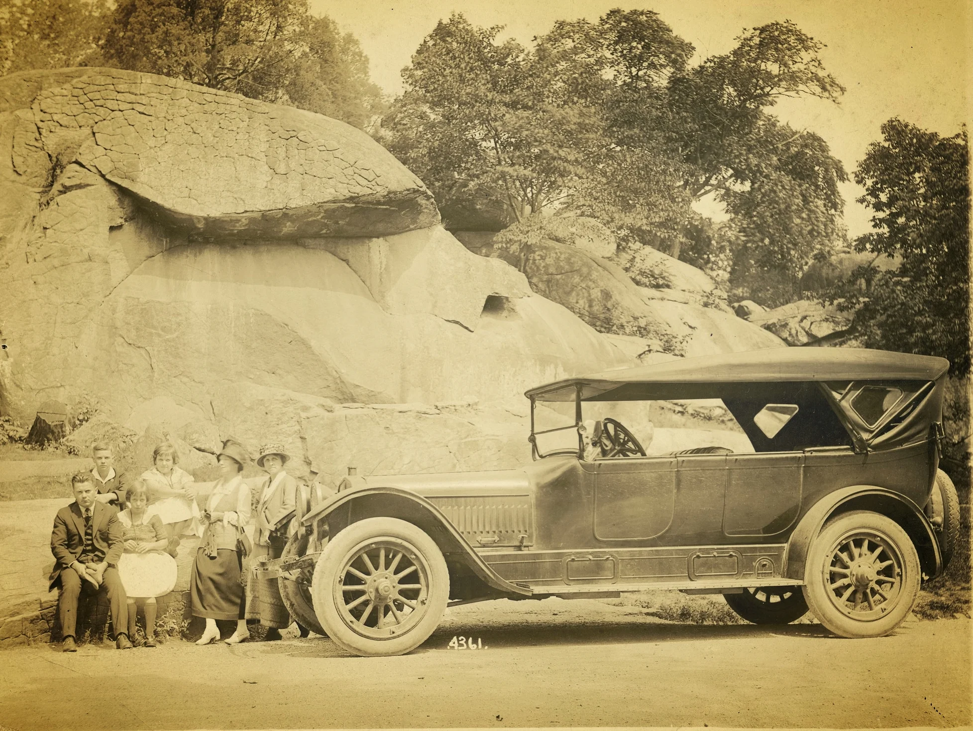 car by rock001.jpg