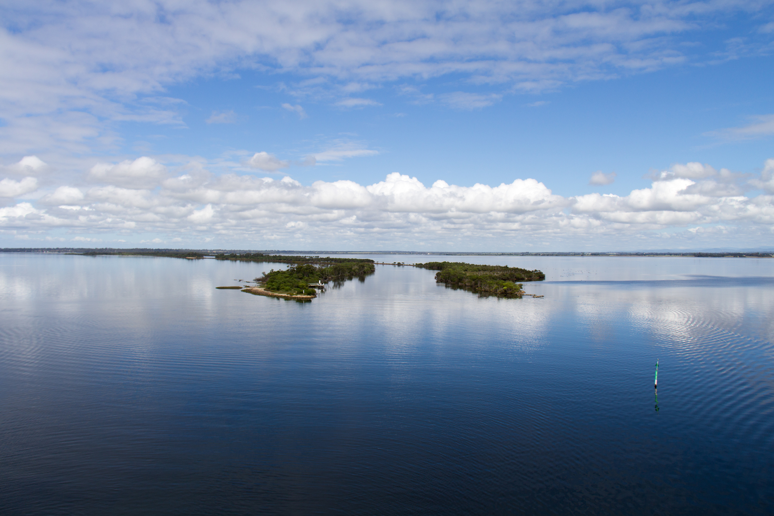 The entry to the Mitchell River in the middle of Lake King.