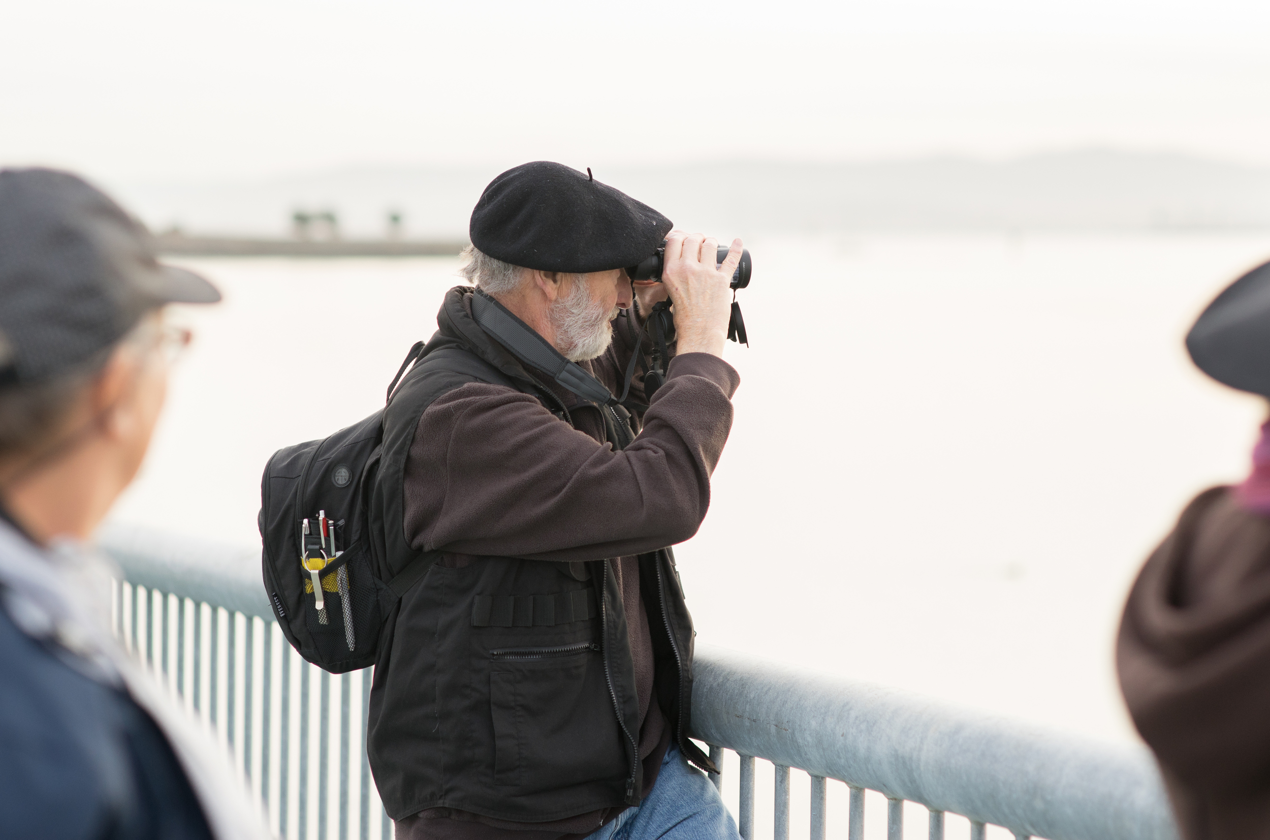 Excellent binocular posture. (Tony Iwane)