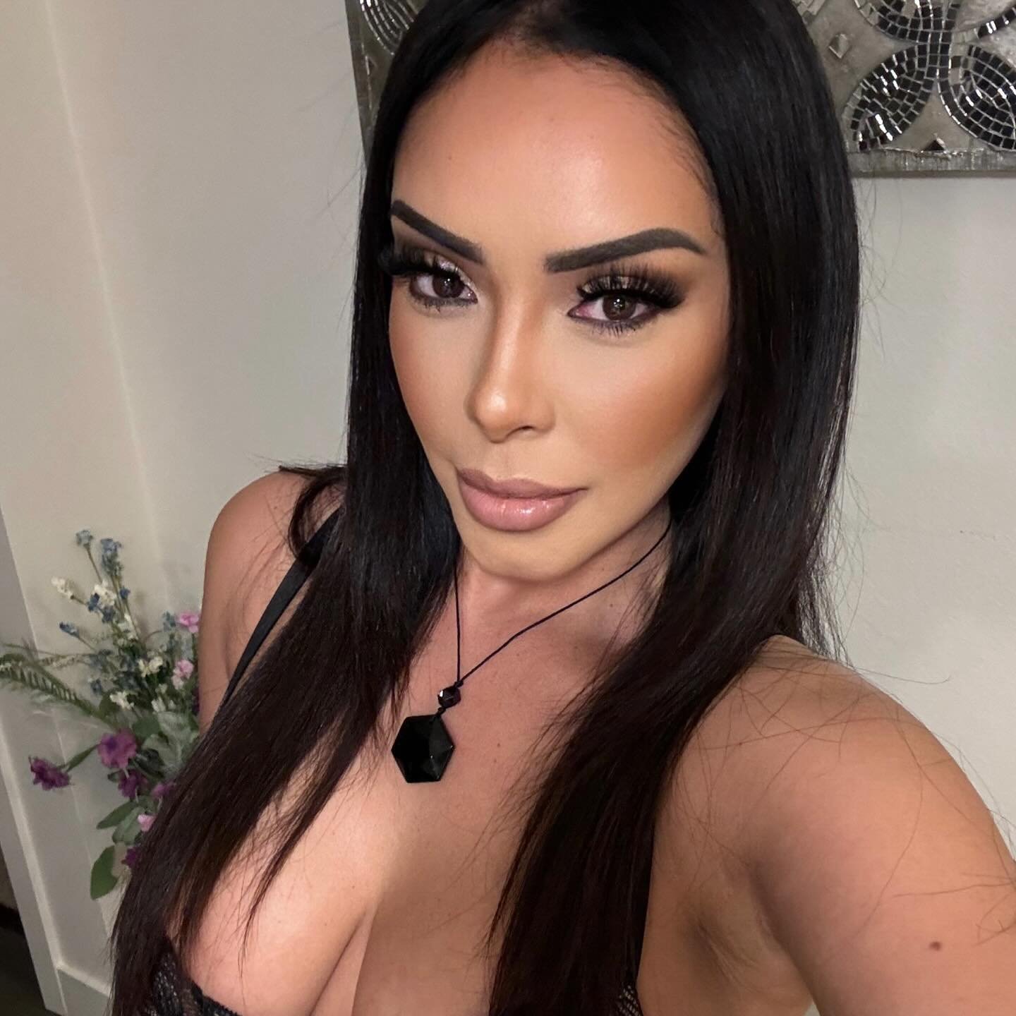 Embracing the depths of my dark femininity, where shadows dance with the light within. 🕯️🖤 A selfie moment 

#makeupartist #makeuplover #beautyinfluencerla #beauty #influencer #influencers #wellnessinfluencer #mua