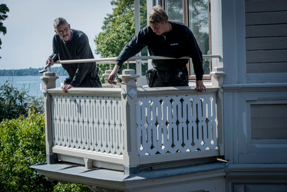 På parkvillorna i Hjo Stadspark finns många detaljer bevarade och det som förvanskats genom åren försöker vi återställa om det finns möjlighet. Här ses arbetet med en nyrenoverad balkong på villa Flora.