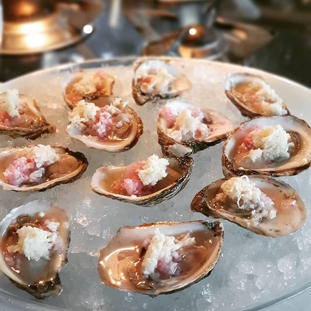 Ostron med r&ouml;dl&ouml;k &amp; f&auml;rskriven pepparrot fr&aring;n Fj&auml;r&aring;s!
❤
🇬🇧
Oysters with redonion &amp; freshgrated horseradish!
.
.
#pepparrot 
#ostron
#st&ouml;ttarestaurangbranschen 
#st&ouml;ttasm&aring;svenskamatproducenter 