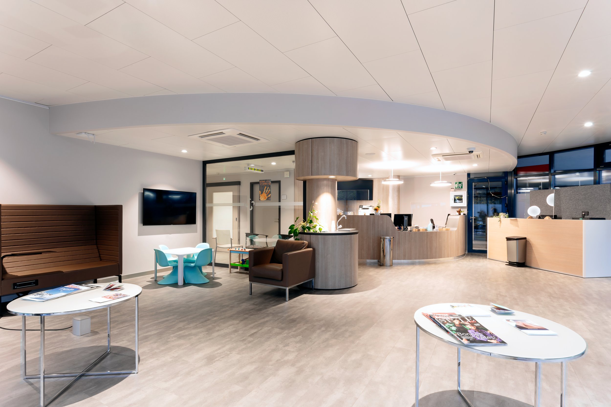 ©WilhemChloe_PascheCoralie Crédits : Photographie : Wilhem Chloé & Pasche Coralie Retouches : Pasche Coralie Client : La Permanence Médicale, Fribourg Date : 2022 – 2023