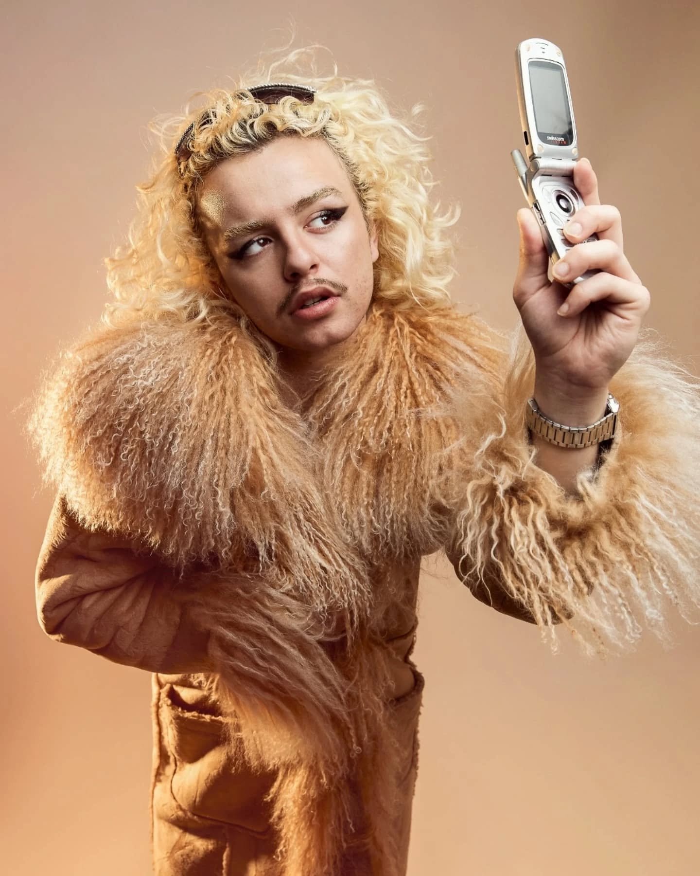 📞💅 &quot;All&ocirc; ? 2004 m'appelle, elle veut r&eacute;cup&eacute;rer son t&eacute;l&eacute;phone... 📟✨ &quot;

Plong&eacute;e dans un univers Y2K d&eacute;licieusement kitsch avec Jey 💅💖 

Entre moues l&eacute;gendaires, regards de diva et bi