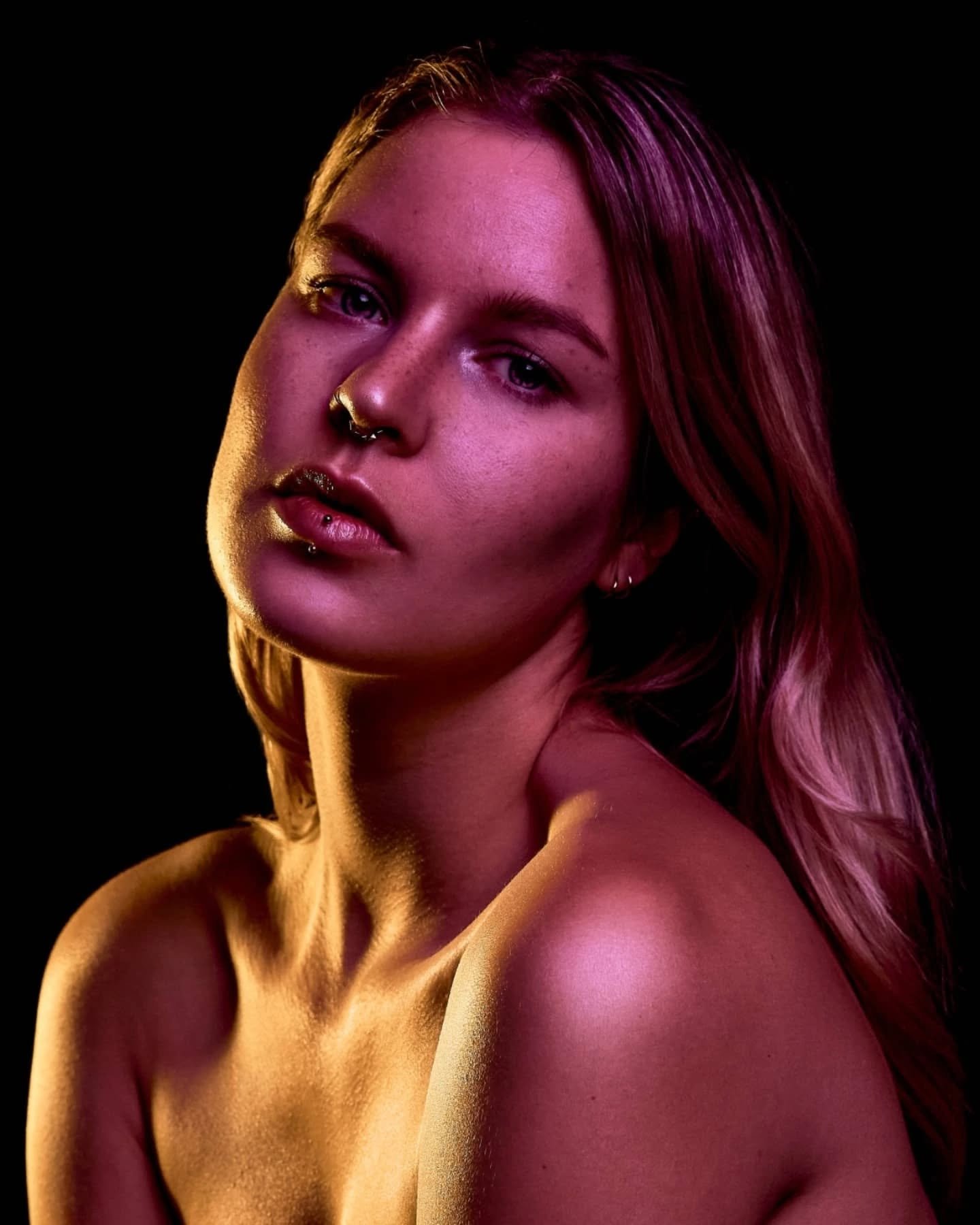 Il y a des s&eacute;ances qui r&eacute;sonnent diff&eacute;remment. 📸✨️

Avec @manon.cuenot, c&rsquo;&eacute;tait fluide, instinctif, sinc&egrave;re.
On a jou&eacute; avec la lumi&egrave;re, les couleurs, la peau&hellip; et surtout, on a laiss&eacut