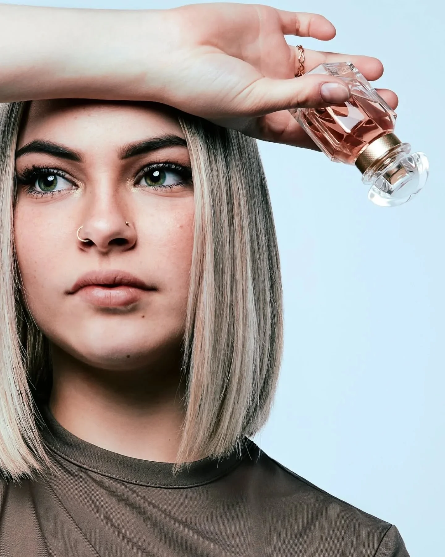 💥 Un parfum, un regard.

En studio avec les membres avec Swiss Top Models, on a jou&eacute; avec la lumi&egrave;re et les flacons pour r&eacute;v&eacute;ler le caract&egrave;re de chaque mod&egrave;le.

Chaque geste devient une signature, chaque ref