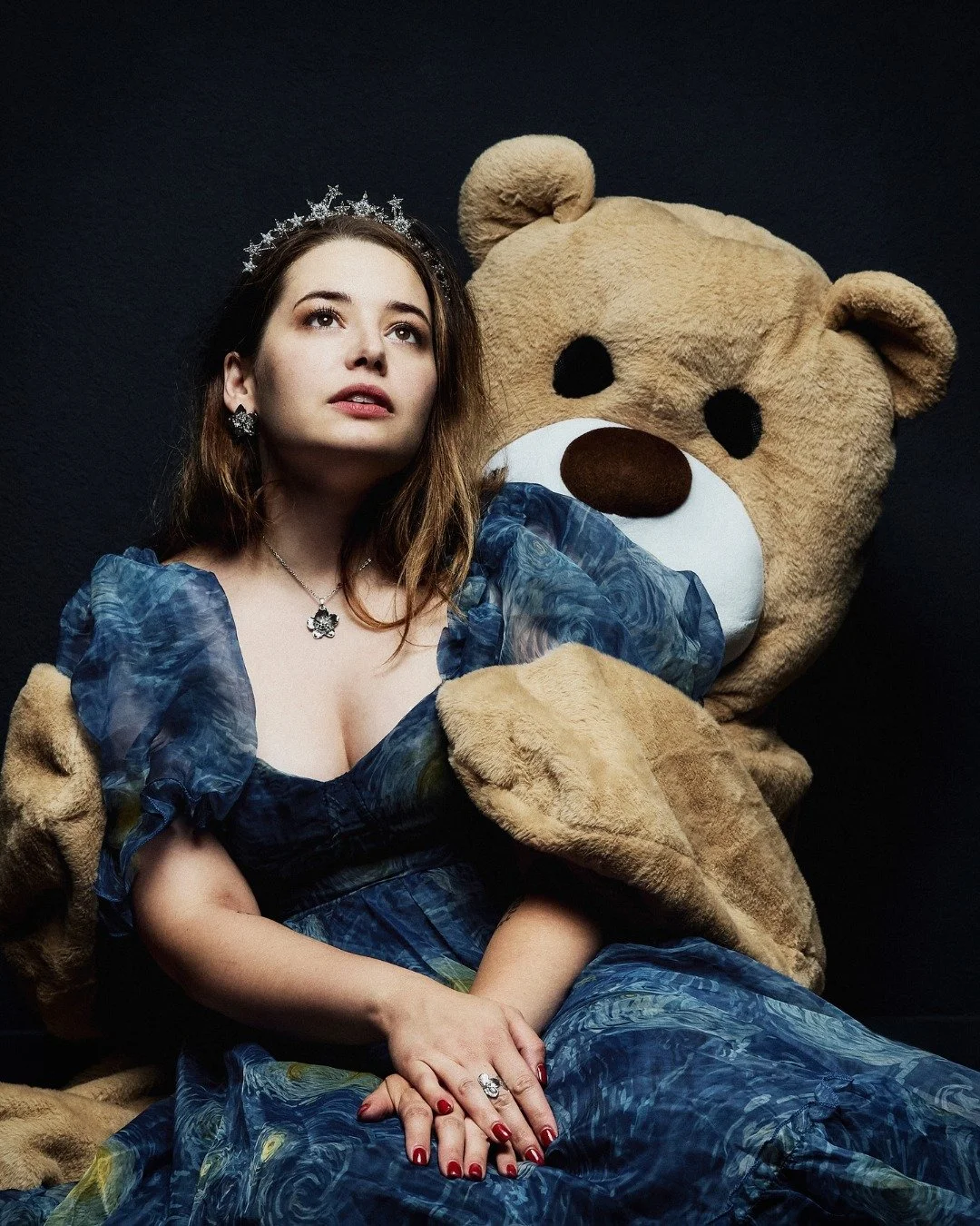 🧸✨ L&rsquo;Ap&eacute;ro Photo n&deg;2 &ndash; Le conte prend vie&hellip; ou presque. ✨🧸

Entre r&ecirc;ve et frisson, une princesse &eacute;gar&eacute;e trouve refuge dans les bras d&rsquo;un nounours g&eacute;ant 🐻💙
Un univers &agrave; mi-chemin