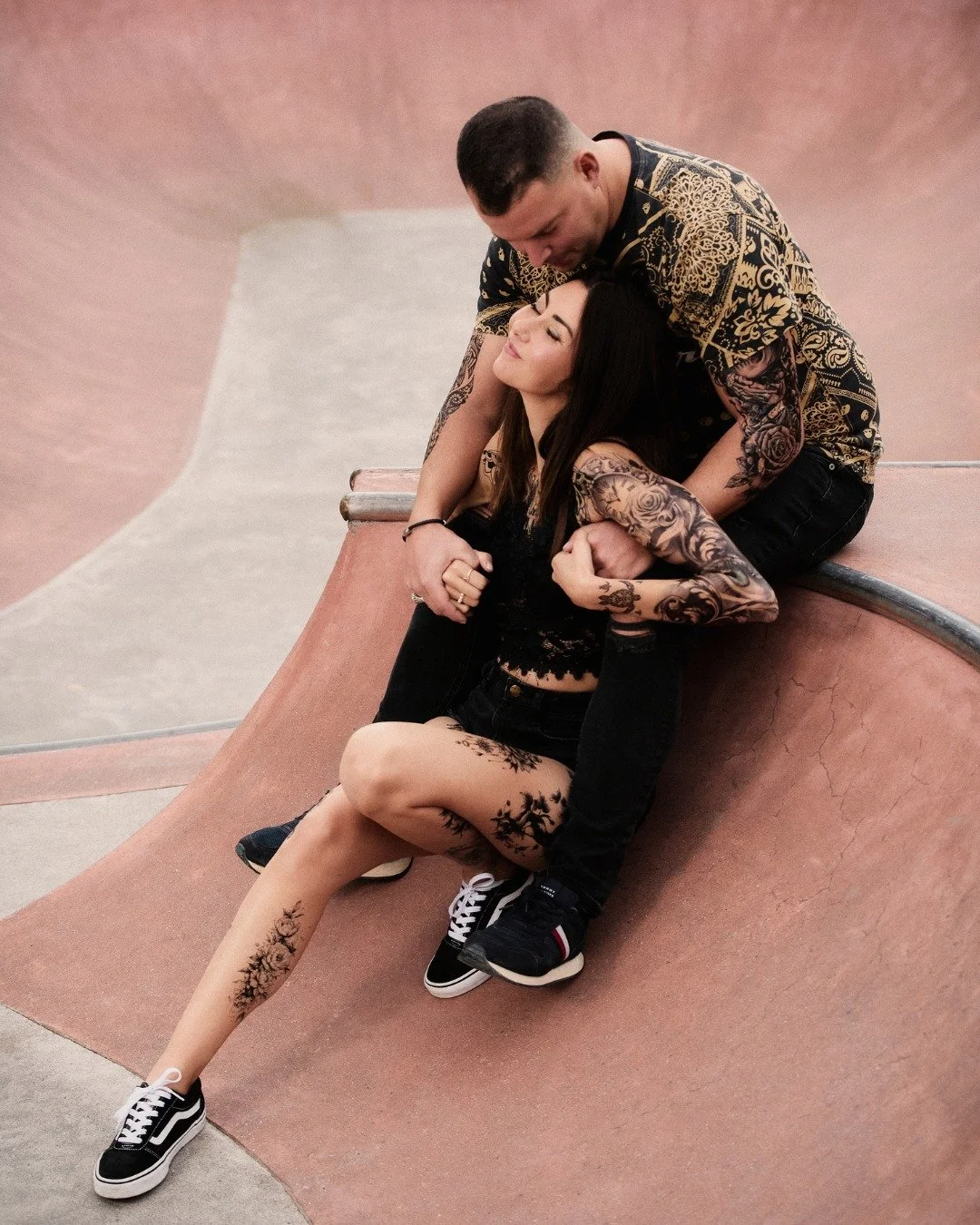 L&rsquo;amour ne se vit pas qu&rsquo;en studio. 

Un couple, un univers, une &eacute;nergie.
Des tatouages &eacute;ph&eacute;m&egrave;res pour changer de peau 
Un d&eacute;cor urbain pour sortir des clich&eacute;s 
Et surtout&hellip; une vraie connex