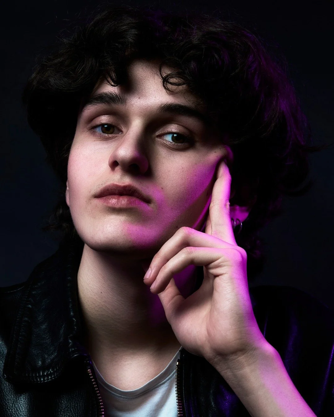 Derniers portraits de la s&eacute;rie avec @louis_mana . 

Un shooting que j&rsquo;ai ador&eacute;,
Une lumi&egrave;re, une ambiance, une attitude.
Peu de choses, mais beaucoup d&rsquo;intensit&eacute; ✨

Merci pour ta confiance 🤍

____________

#po