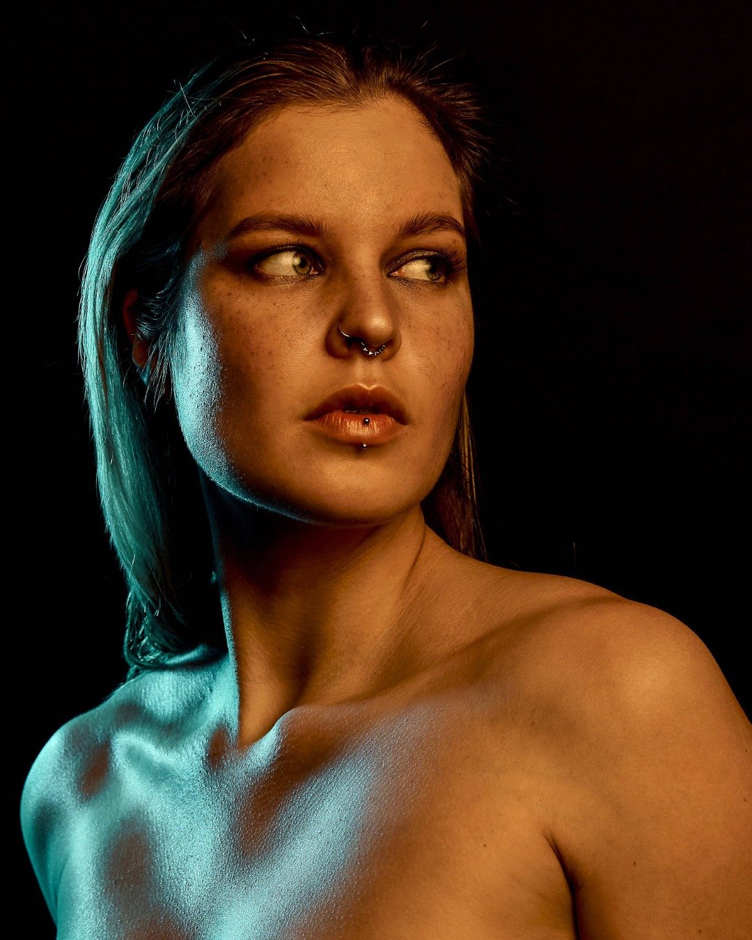 Il y a des images qui ne cherchent pas &agrave; &ecirc;tre expliqu&eacute;es.
Elles se vivent. Elles r&eacute;sonnent. Elles restent.

Dans la lumi&egrave;re, dans l&rsquo;ombre, dans ce moment suspendu
o&ugrave; le regard s&rsquo;arr&ecirc;te.

Un c