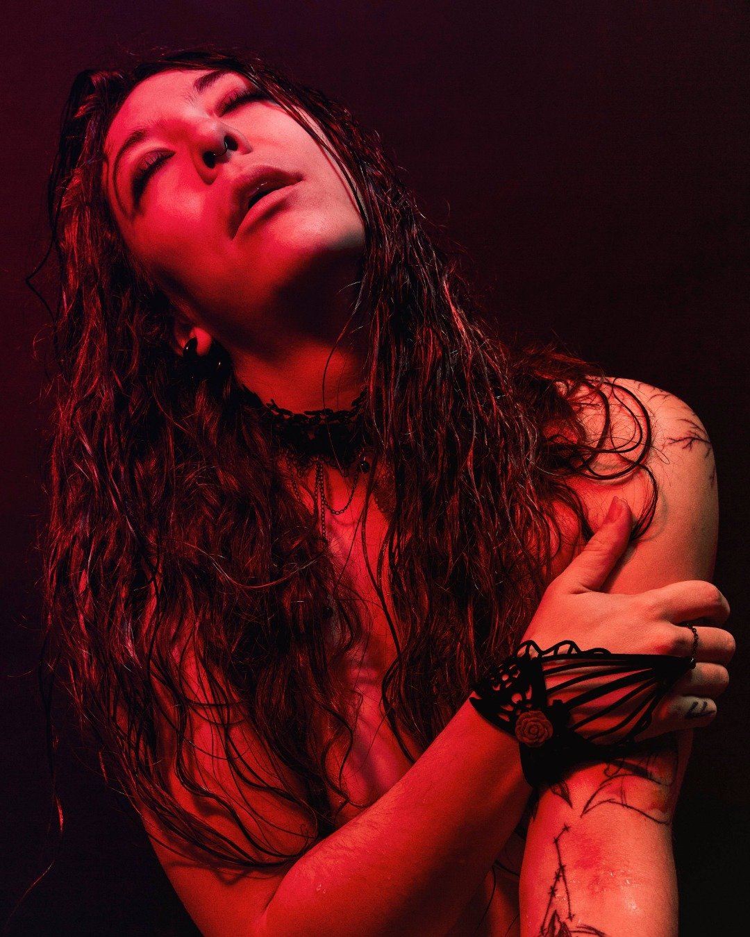 La couleur comme langage.
Un dialogue d&rsquo;intensit&eacute; et d&rsquo;&eacute;motion.
Quand la lumi&egrave;re devient sensation.

📸 Encore mille merci @magnyla_ 

____________
#portraitsessions #studioportrait #editorialportrait #FasionPhotograp