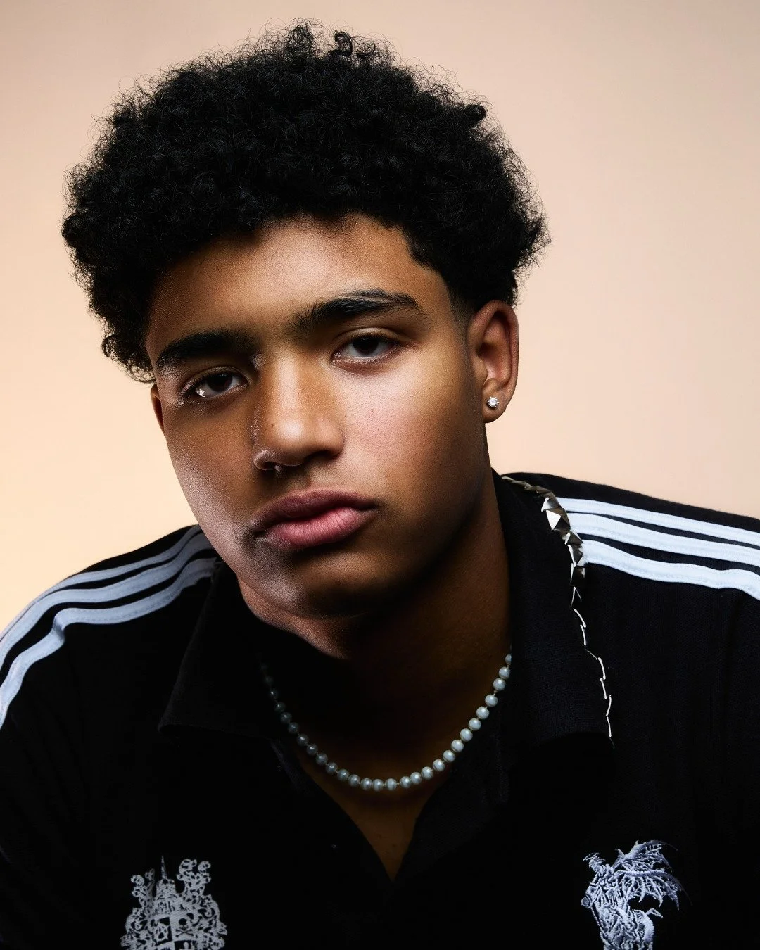 Premier shooting pour Rapha&euml;l  avec @swisstopmodels.ch ✨

Premi&egrave;res poses,
et d&eacute;j&agrave; une vraie pr&eacute;sence.

C&rsquo;est toujours fou de voir ce moment
o&ugrave; tout commence &agrave; se placer.

H&acirc;te de voir la sui