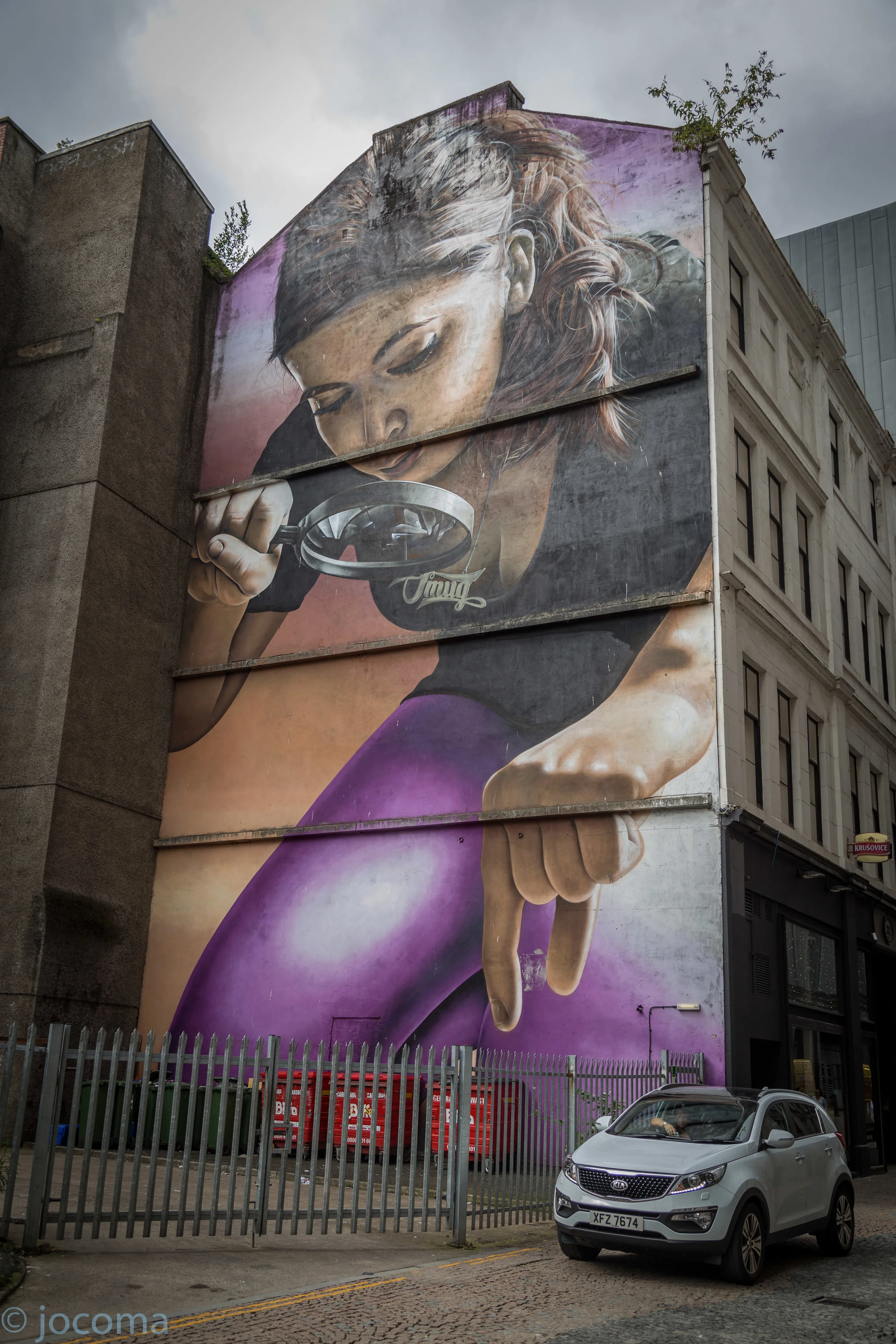 July_2017_-_Glasgow_magniflying_glass_street_art.jpg