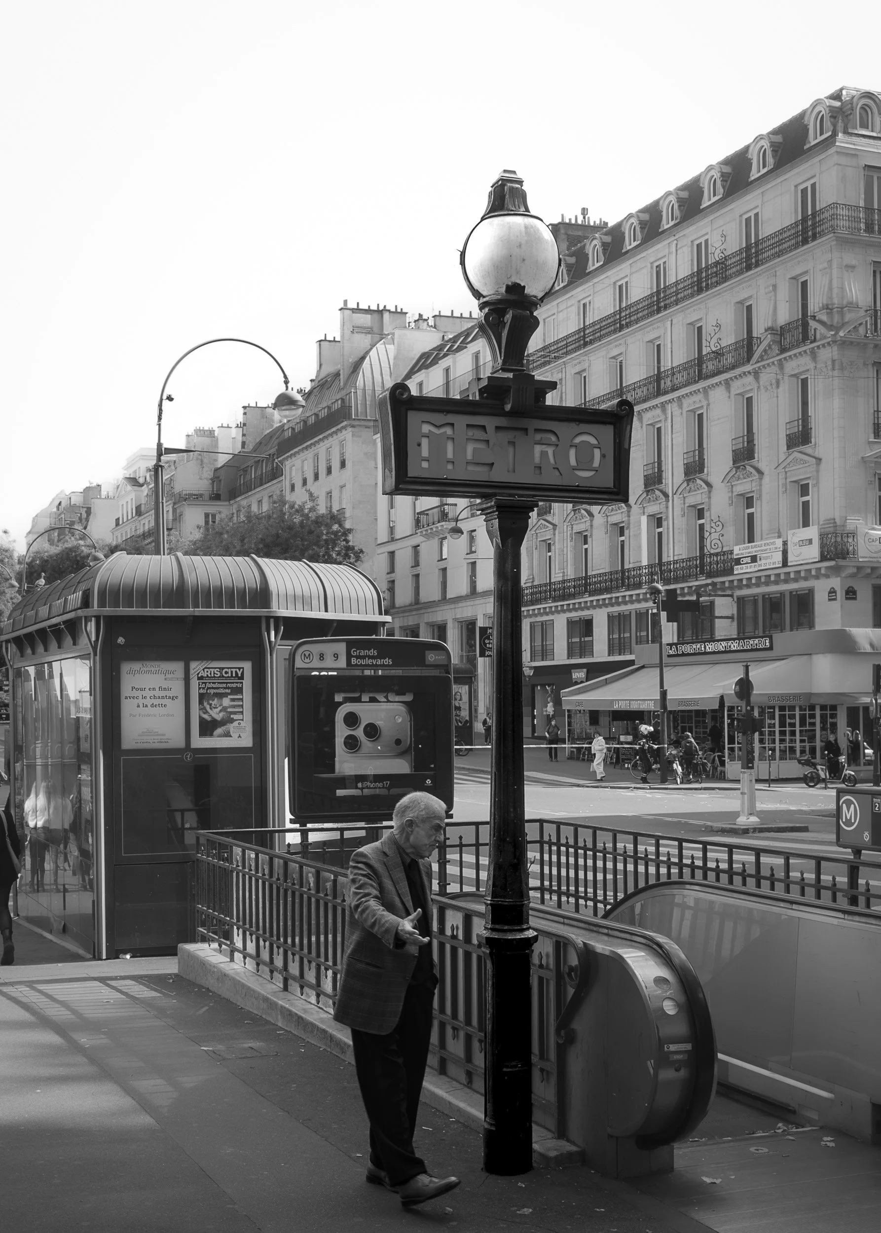 Paris Drunk arguing with lamp post