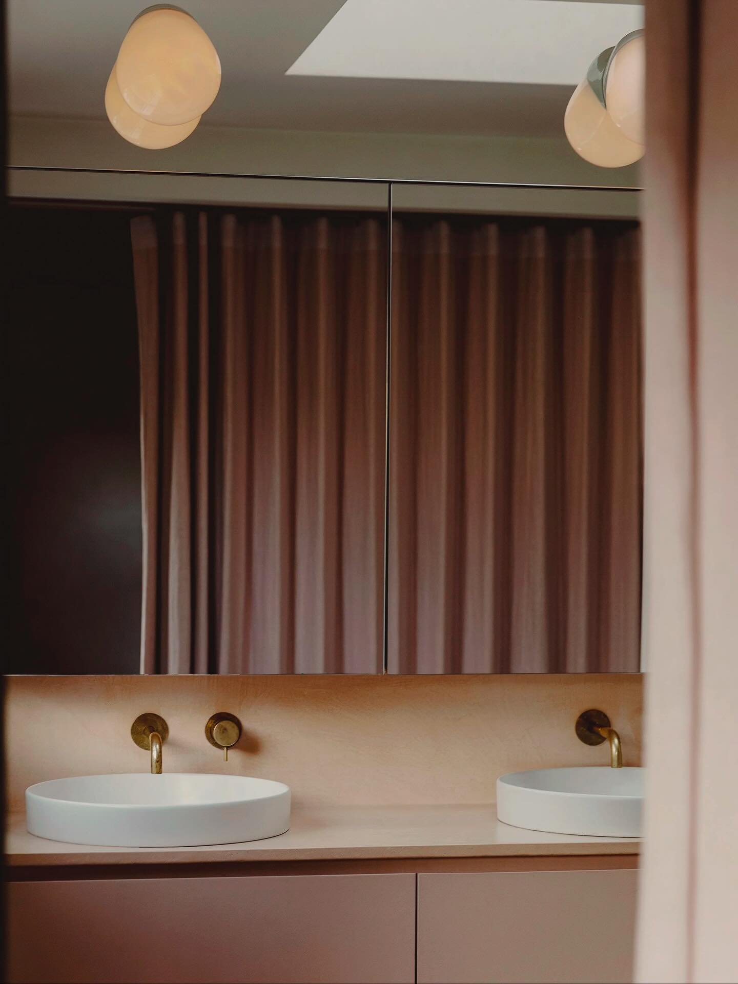 Some details and a lovely reunion with this epic house designed by @studiohagenhall back in 2021.