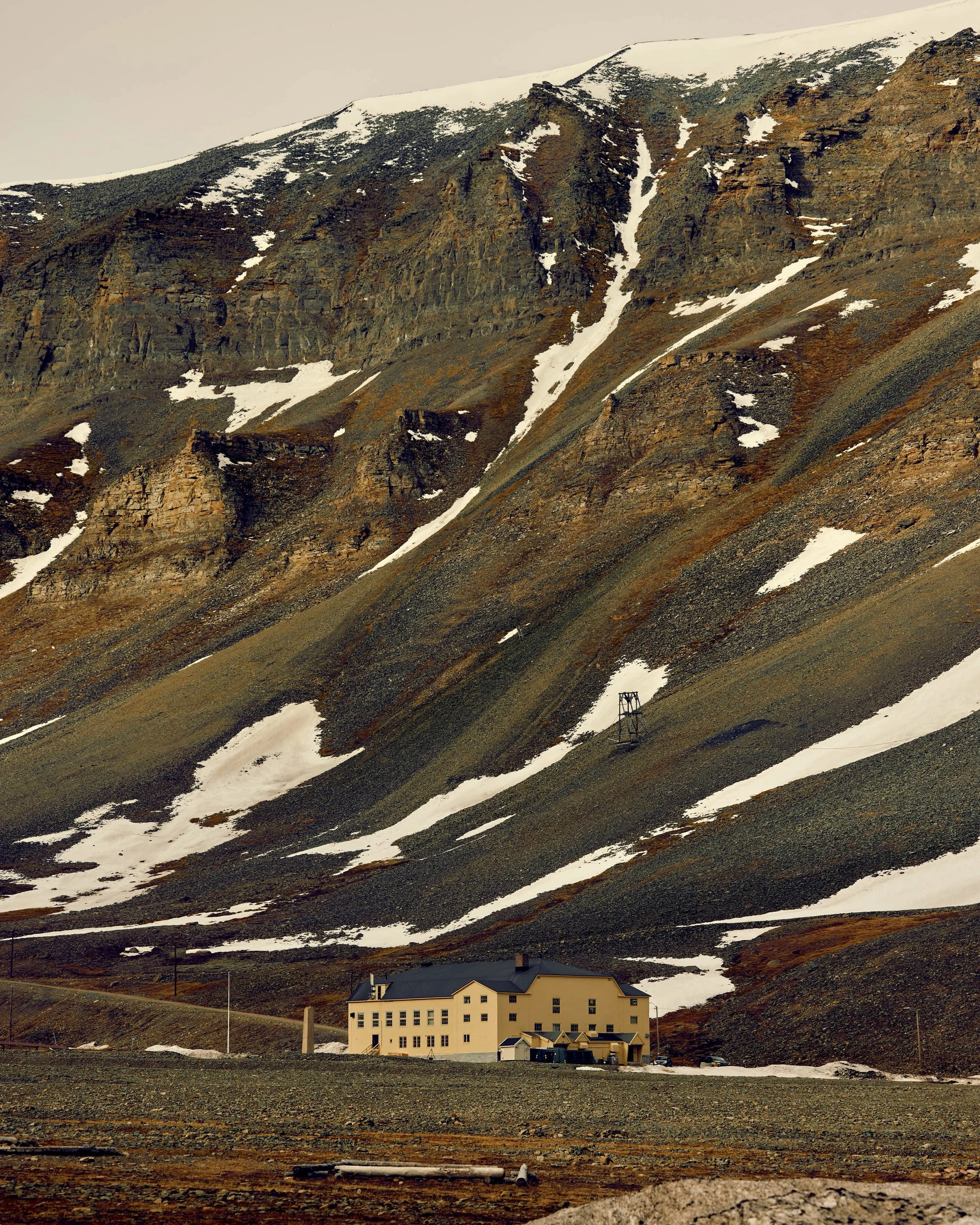 A couple of weeks back I had a trip to Svalbard with @snohetta,  @marlenefenger and @idakemp to capture this exotic project which is @huset_restaurant. Today we are in @d2magasin showing off some of this very clever design Marlene has whipped up. Big