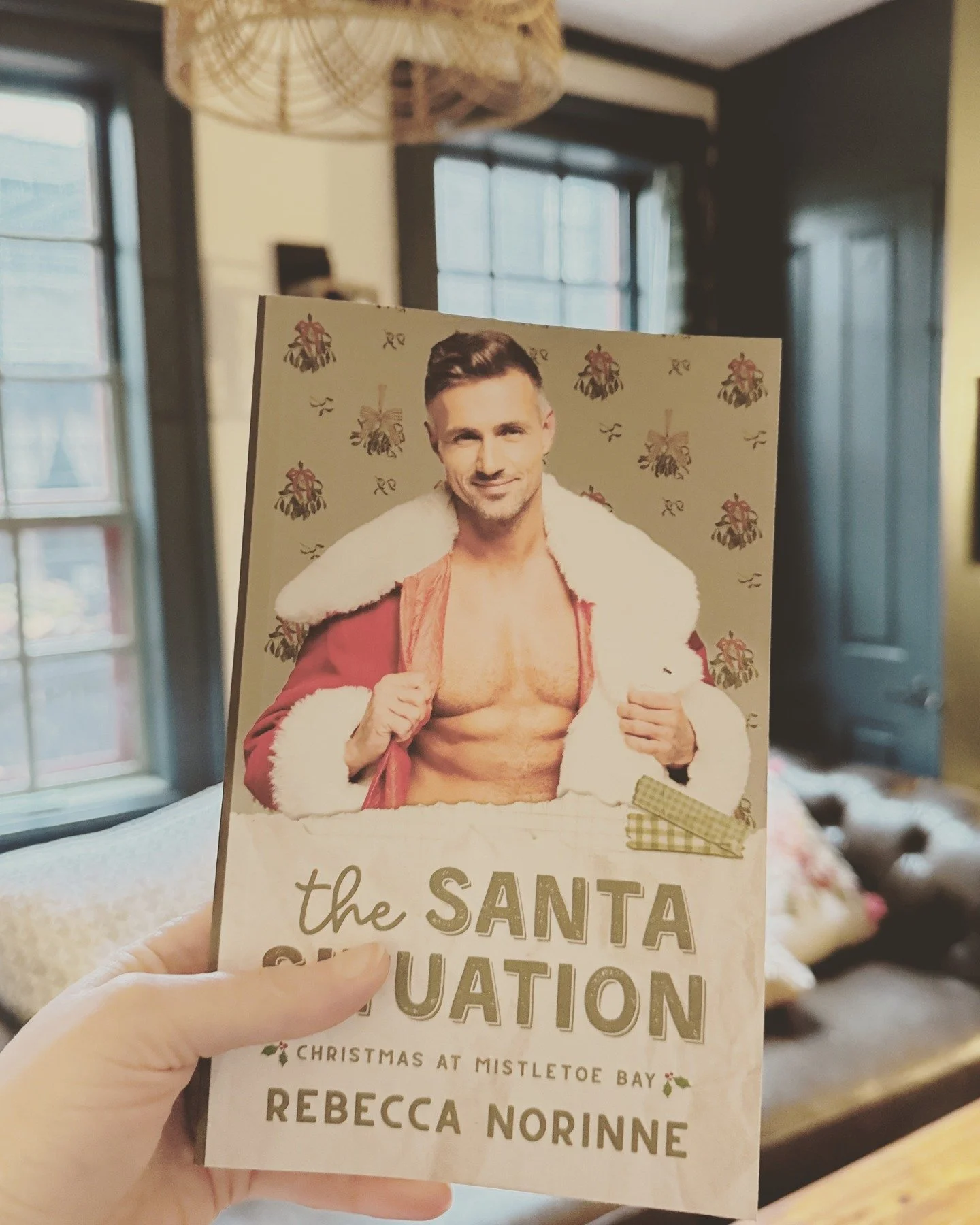 Print copies of THE SANTA SITUATION are now available! 

I'll have a handful of copies available for purchase at @grumpandsunshine's holiday signing on December 6!