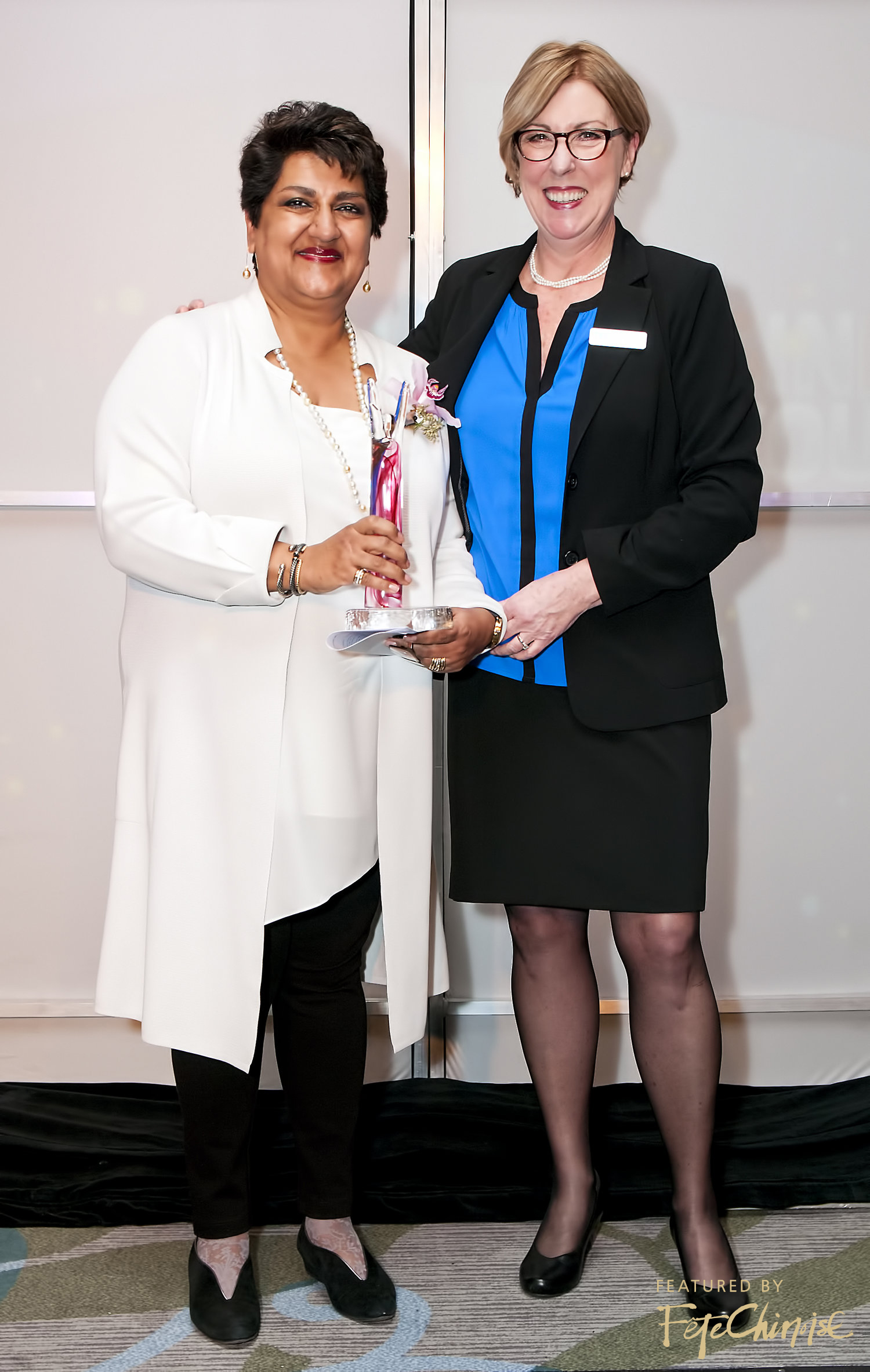  Karimah Es Sabar of the Centre for Drug Research and Development accepts her award from Janet Davie of TEC Canada.&nbsp; 