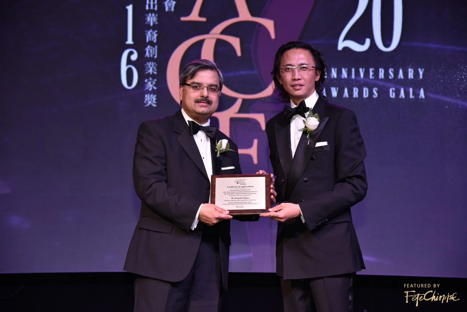 ACCE President Irwin Li presents plaque to President & CEO of Canada Post Deepak Chopra