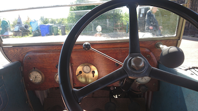 1924_Morris_Cowley_drivers_seat3_400px.png
