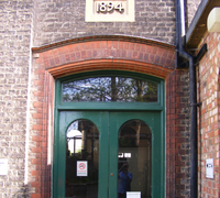 1cmt_entrance_crop_4x34x885x937_person_detail.png
