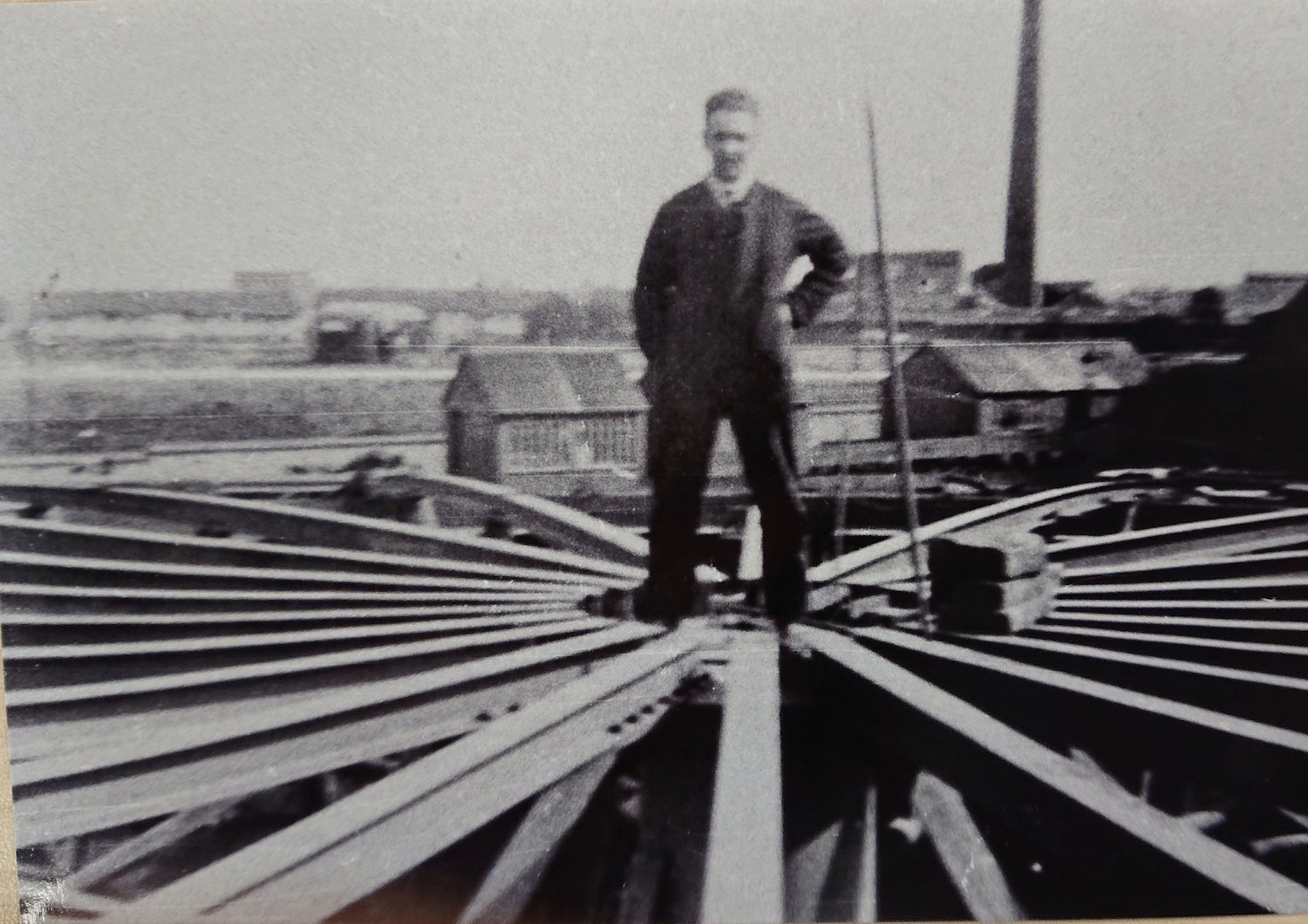 Kingpost_Cambridge_gas_works_holder_under_construction_1927.jpg
