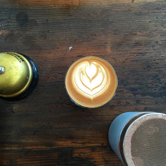 Thursday 🤘🏻#kafeine #balmainsydney #kafeinebalmain #sydneycafe #latteart #coffeeporn #camposcoffee #havealovelyday