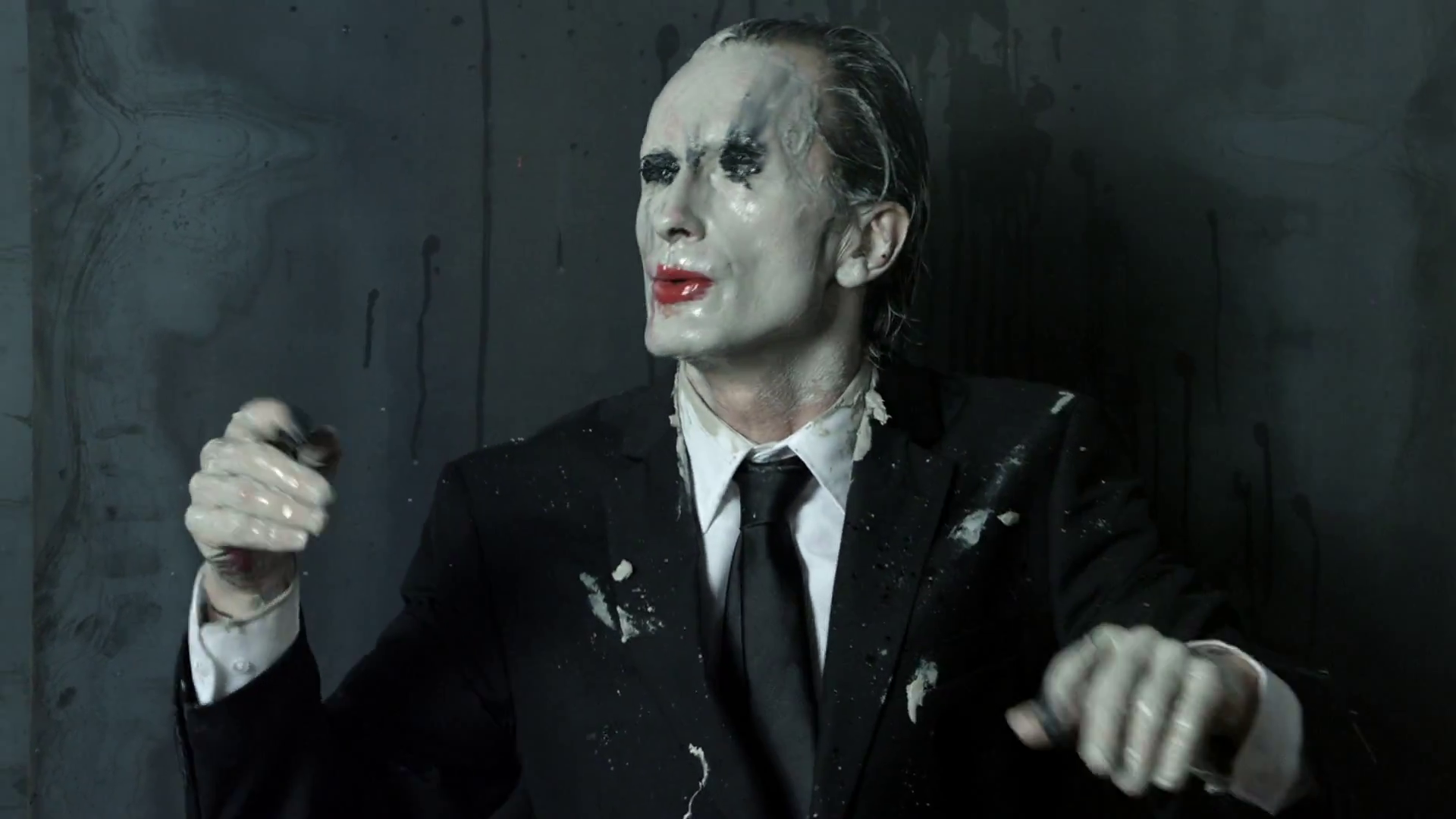 Olivier de Sagazan dans son clip avec Mylène Farmer